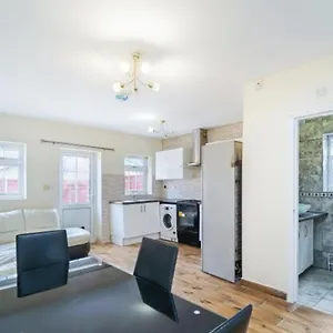 4-bedroom-house-isleworth-middlesex-uk.brighton-hotels-england.com/